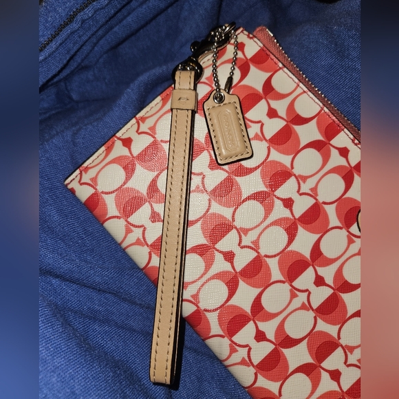 EUC Coach Peyton Dream Large Wristlet*Retails$239 - Picture 4 of 16